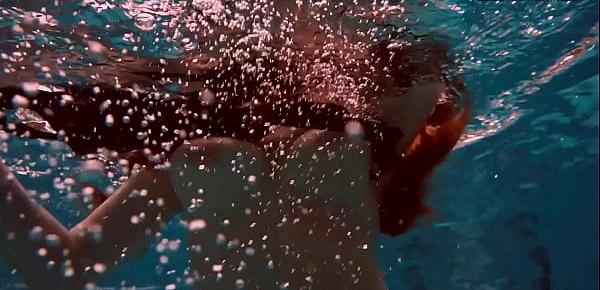 trendsCzech chick Vesta enters swimming pool naked
